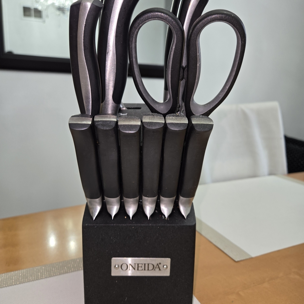 Oneida Black and Silver Cutlery Set with Scissors